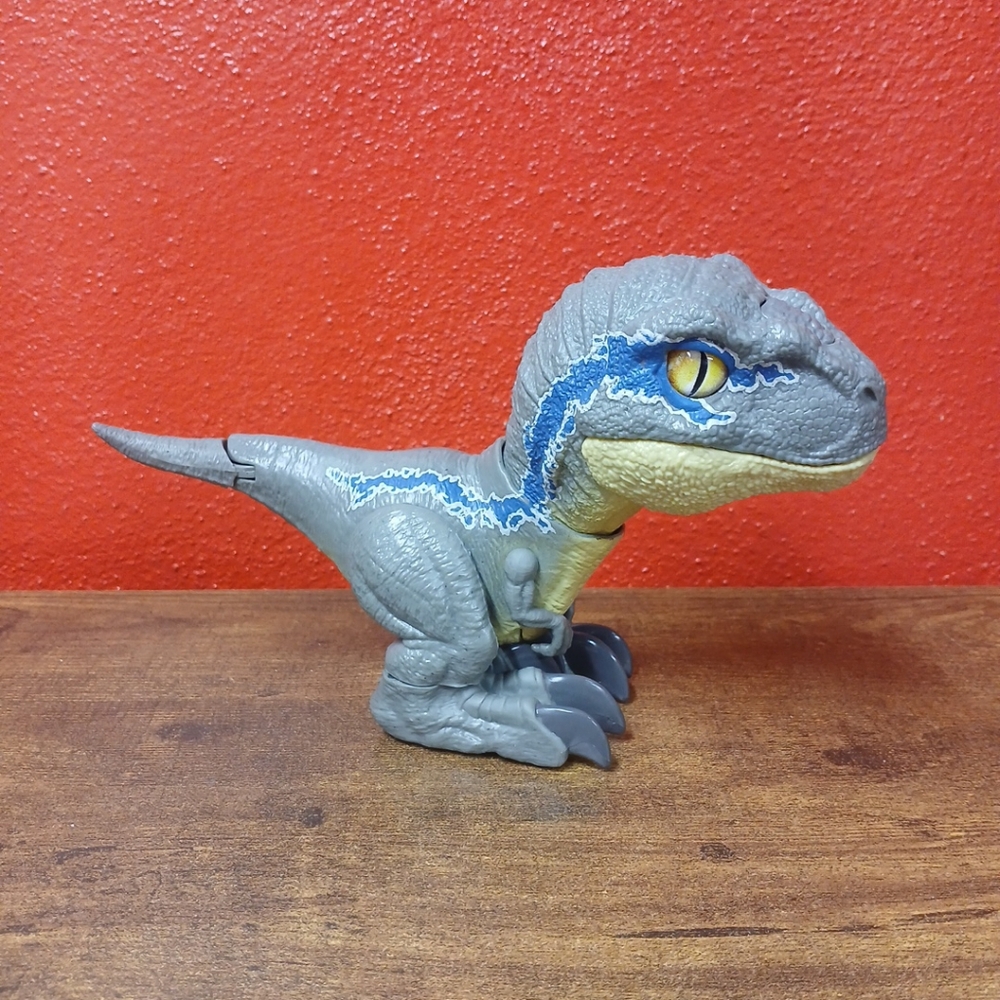 Jurassic World Dominion Uncaged Rowdy Roars Velociraptor Beta, Roars and Walks